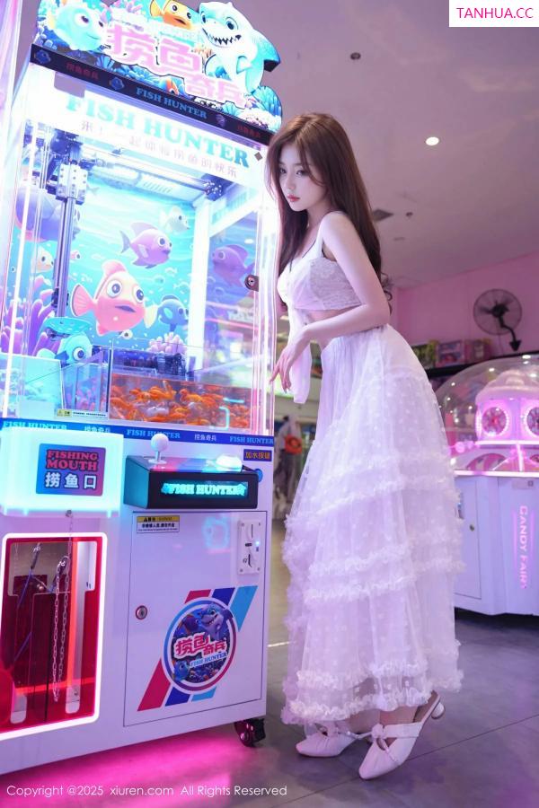   [XiuRen]高清写真图 2025.09.22 No.10791 拍黄瓜girl 白色连衣裙第7张图片